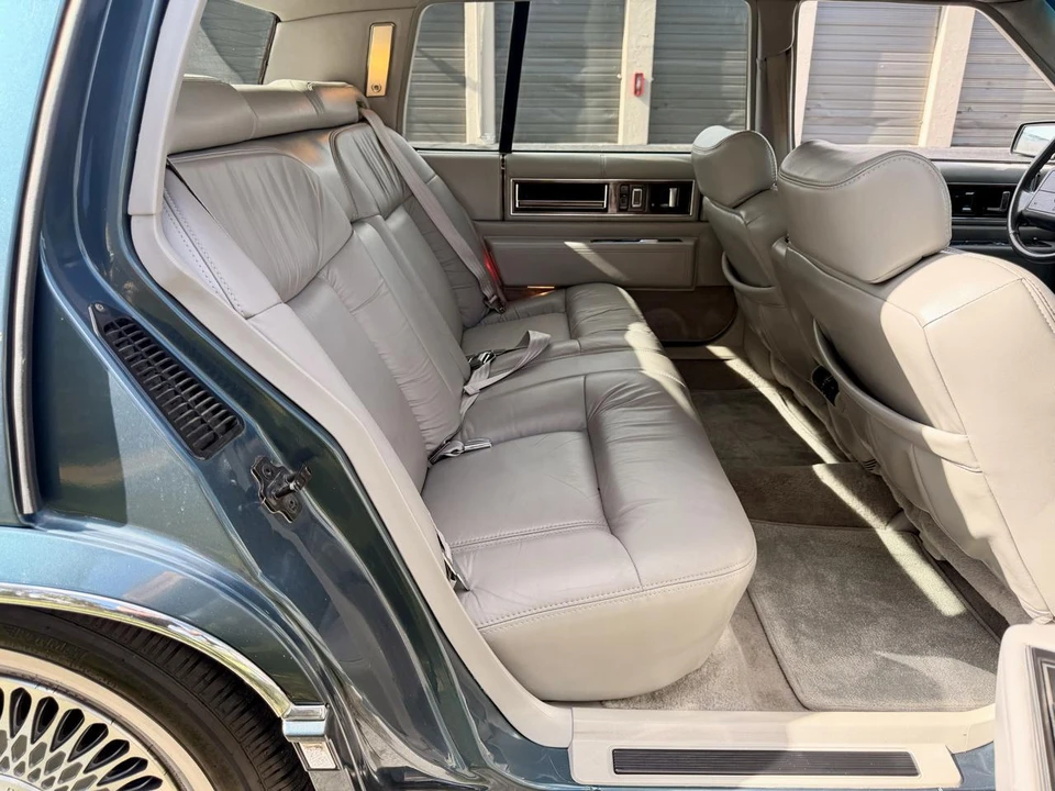 1993 Cadillac DeVille 6th Gen - Image 16 of 31