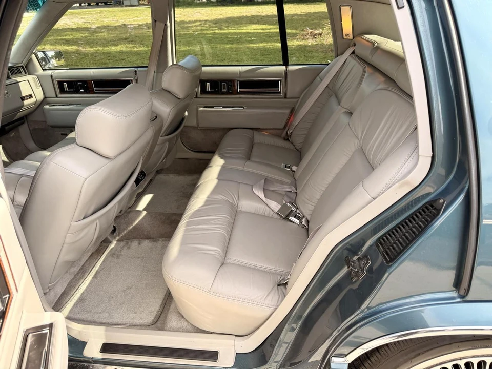 1993 Cadillac DeVille 6th Gen - Image 12 of 31