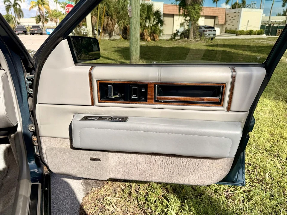 1993 Cadillac DeVille 6th Gen - Image 30 of 31