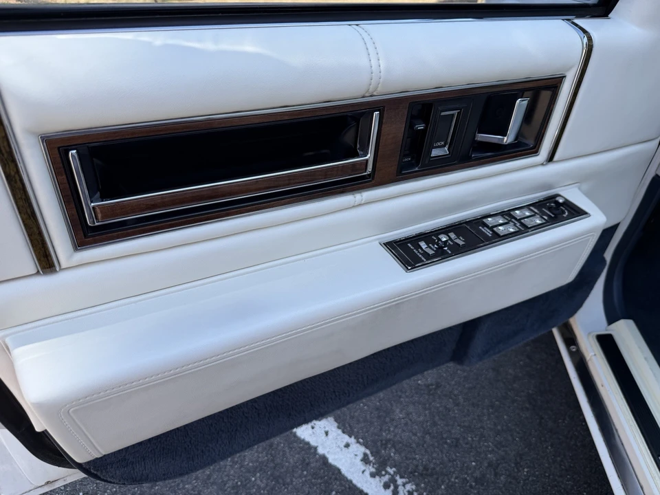 1993 Cadillac DeVille 6th Gen - Image 15 of 19