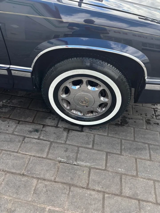 1993 Cadillac DeVille 6th Gen - Image 7 of 12
