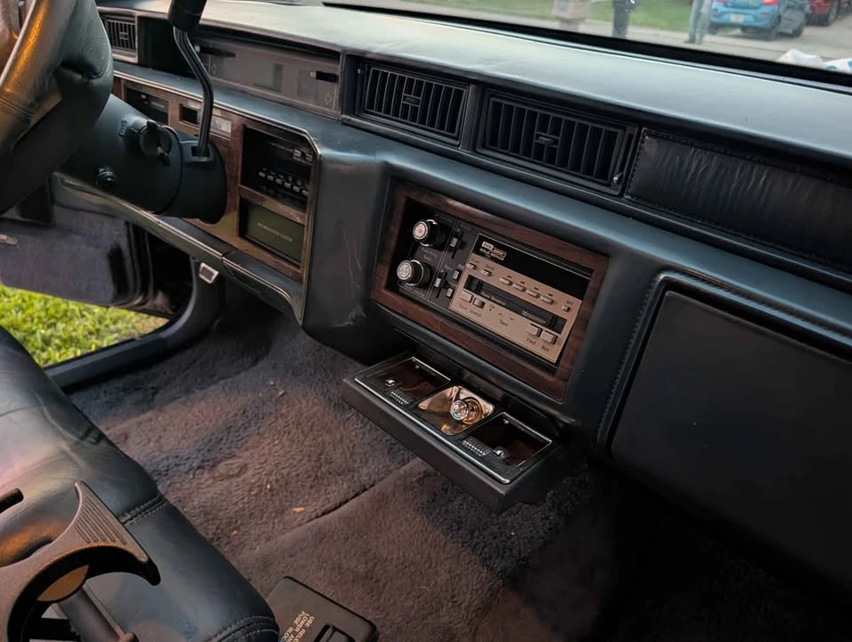 1993 Cadillac DeVille 6th Gen - Image 14 of 17