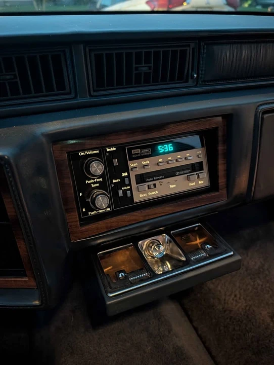 1993 Cadillac DeVille 6th Gen - Image 11 of 17