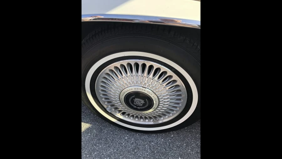 1993 Cadillac DeVille 6th Gen - Image 10 of 12