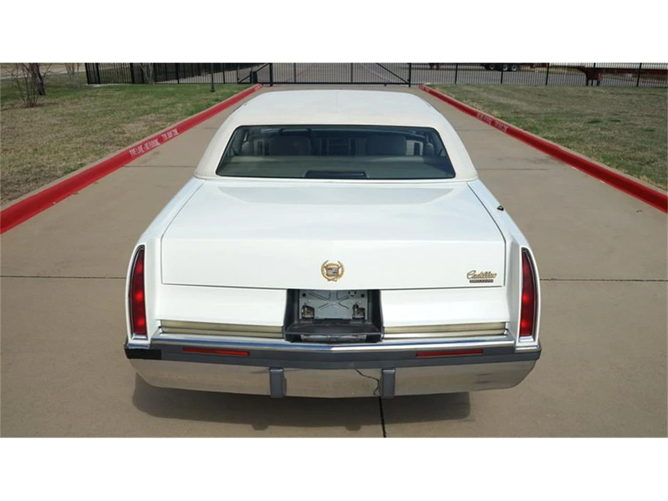 1993 Cadillac Fleetwood - Image 11 of 31