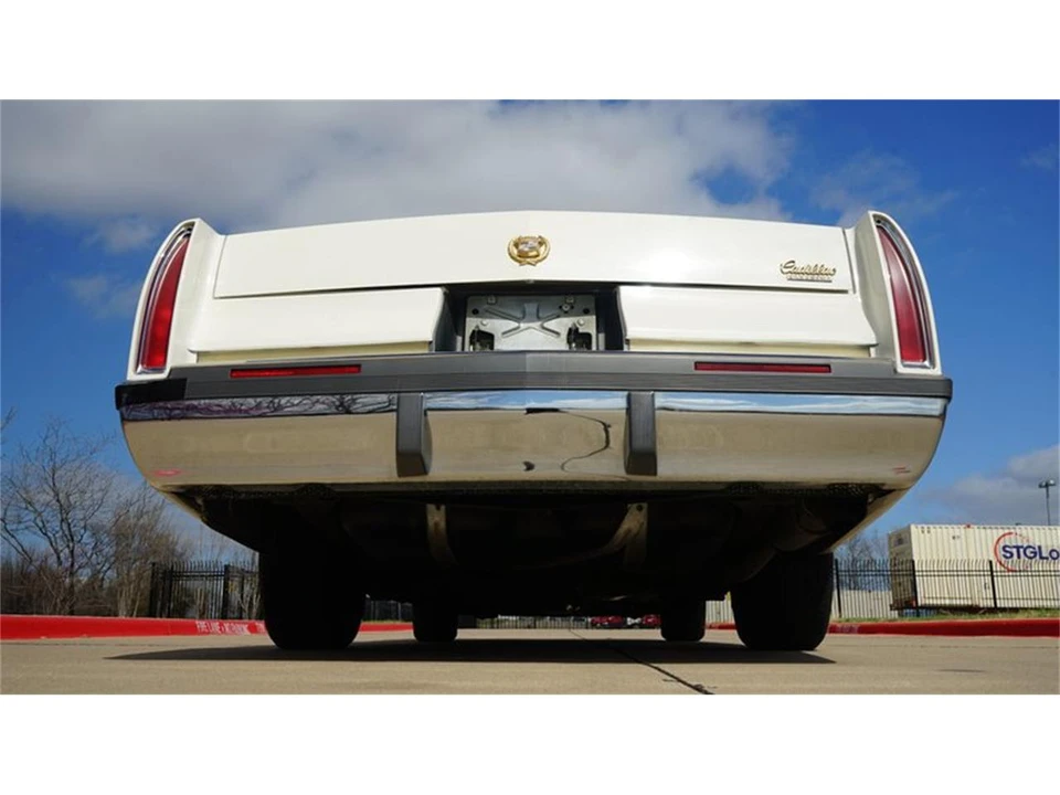 1993 Cadillac Fleetwood - Image 13 of 31