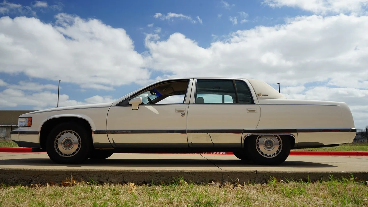 1993 Cadillac Fleetwood - Image 9 of 12