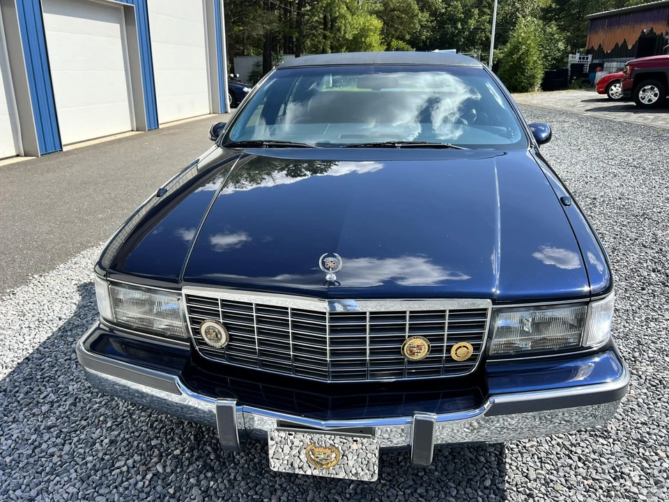 1993 Cadillac Fleetwood - Image 2 of 31