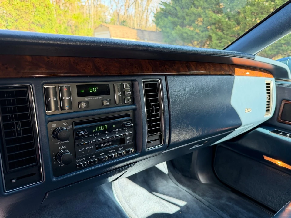 1993 Cadillac Fleetwood - Image 9 of 21