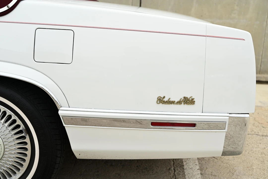 1993 Cadillac DeVille 6th Gen - Image 21 of 31