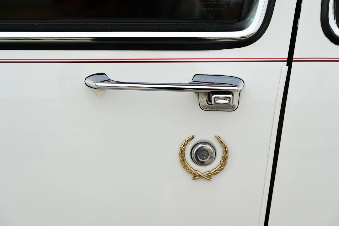 1993 Cadillac DeVille 6th Gen - Image 16 of 31