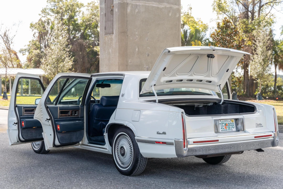 1993 Cadillac DeVille 6th Gen - Image 13 of 31