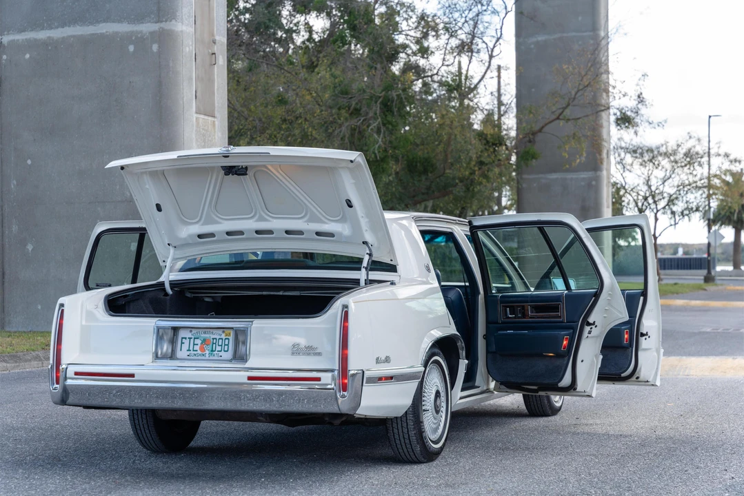 1993 Cadillac DeVille 6th Gen - Image 15 of 31
