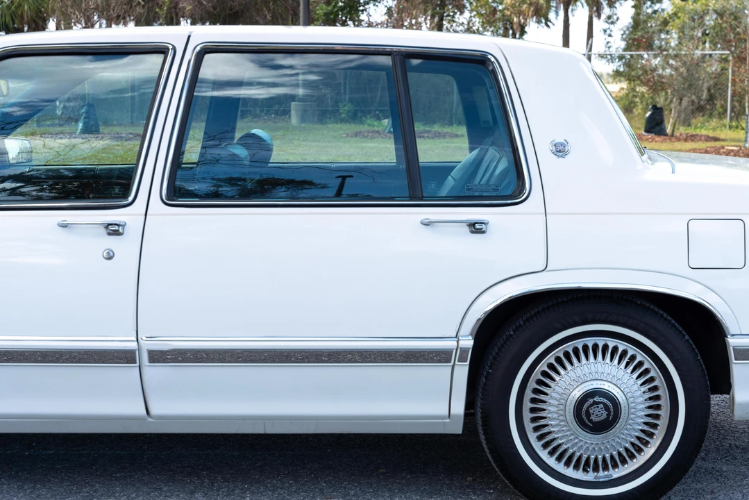 1993 Cadillac DeVille 6th Gen - Image 25 of 31
