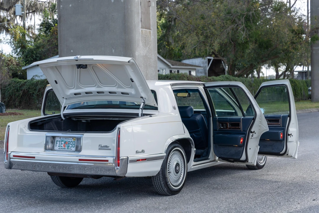 1993 Cadillac DeVille 6th Gen - Image 16 of 31