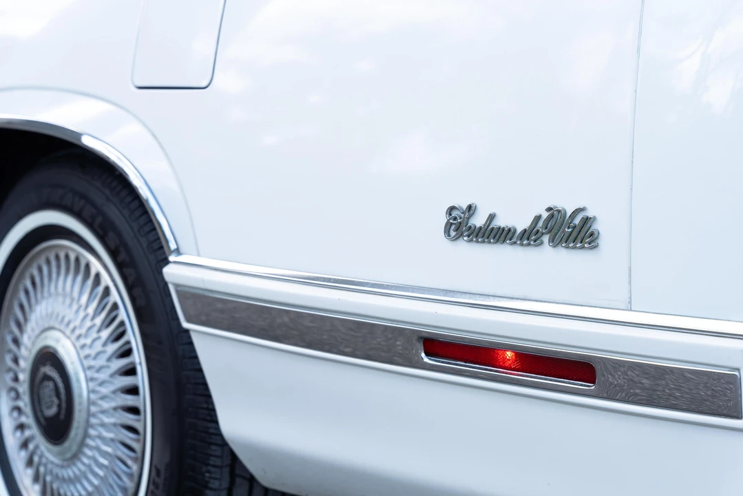 1993 Cadillac DeVille 6th Gen - Image 28 of 31