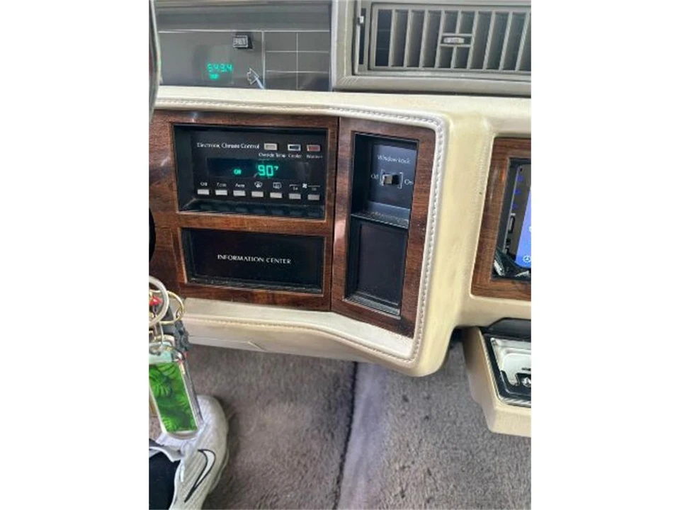 1993 Cadillac DeVille 6th Gen - Image 9 of 17