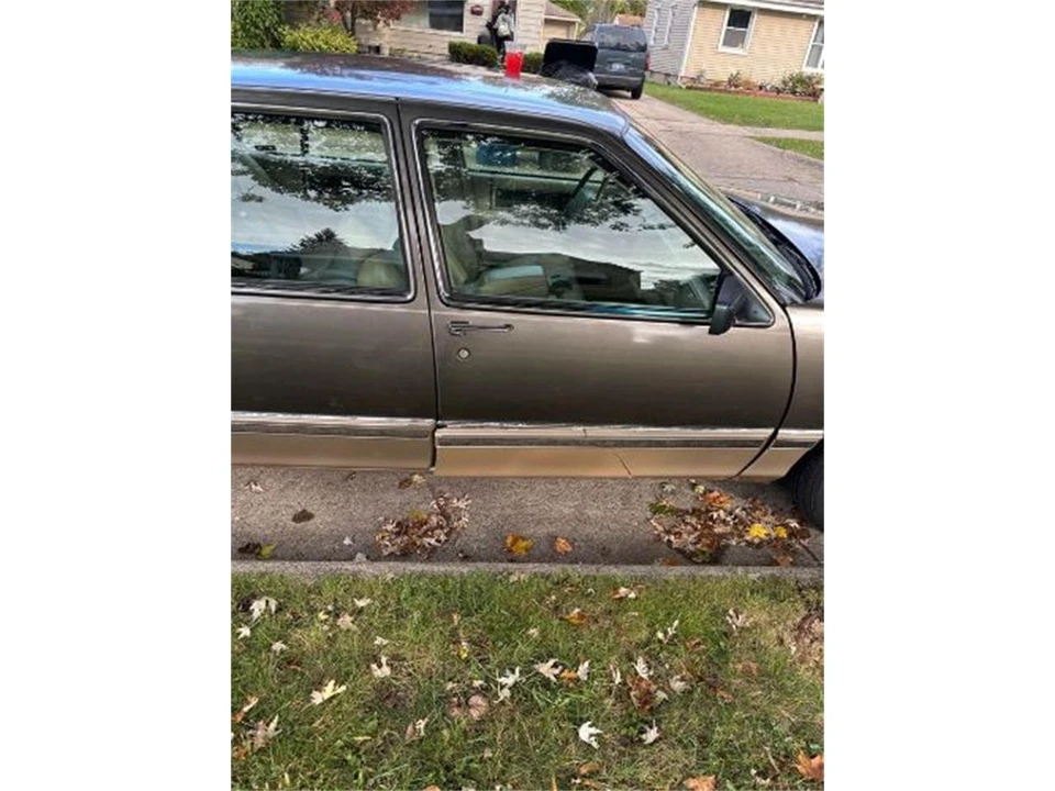 1993 Cadillac DeVille 6th Gen - Image 10 of 17