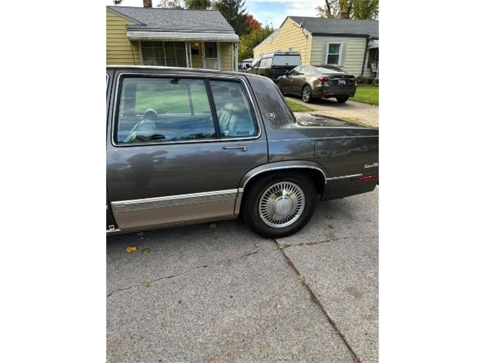 1993 Cadillac DeVille 6th Gen - Image 15 of 17