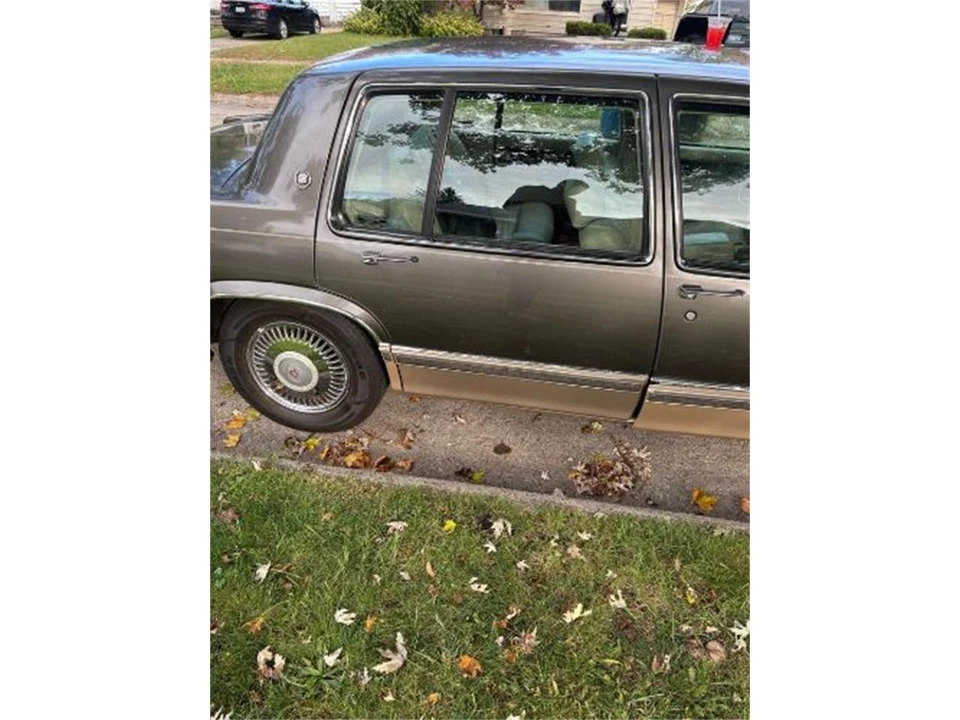 1993 Cadillac DeVille 6th Gen - Image 14 of 17