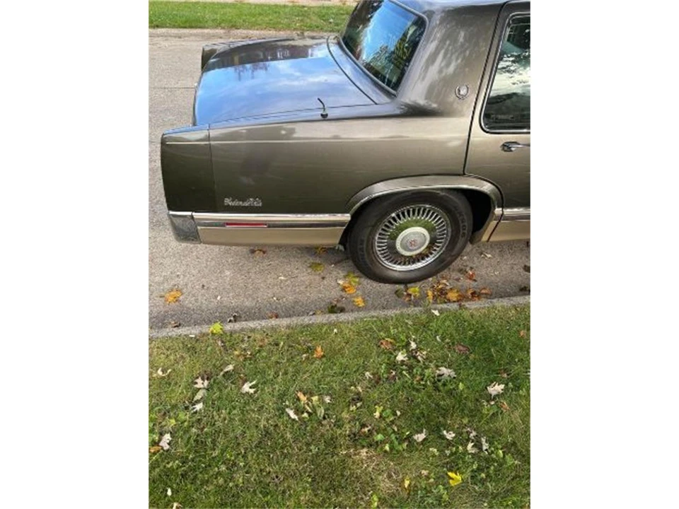 1993 Cadillac DeVille 6th Gen - Image 13 of 17