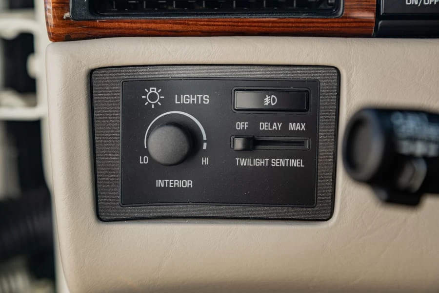 1993 Cadillac Seville - Image 25 of 31