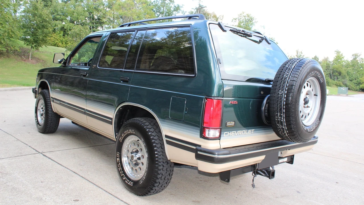 1993 Chevrolet K5 Blazer 3rd Gen - Image 3 of 31