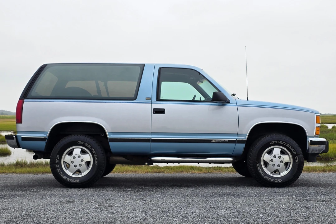 1993 Chevrolet K5 Blazer 3rd Gen - Image 3 of 31