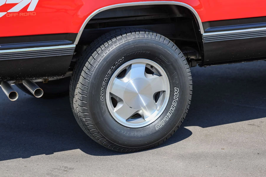1993 Chevrolet Silverado - Image 16 of 31