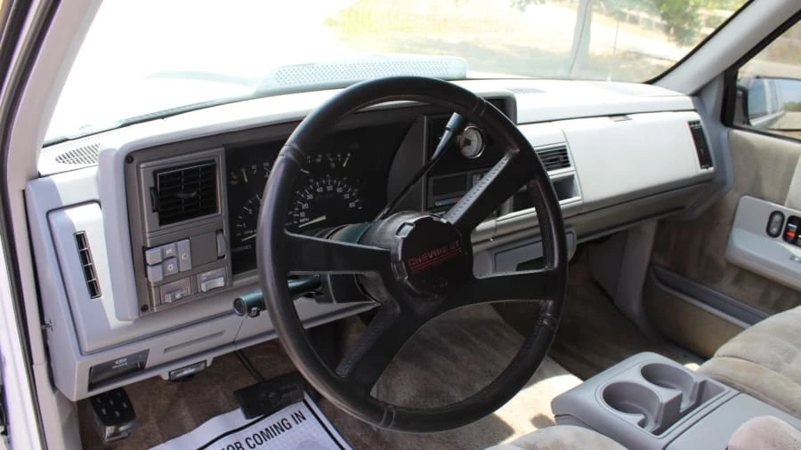 1993 Chevrolet Suburban 8th Gen - Image 4 of 15