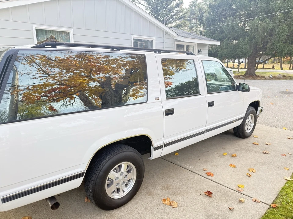 1993 Chevrolet Suburban 8th Gen - Image 4 of 30