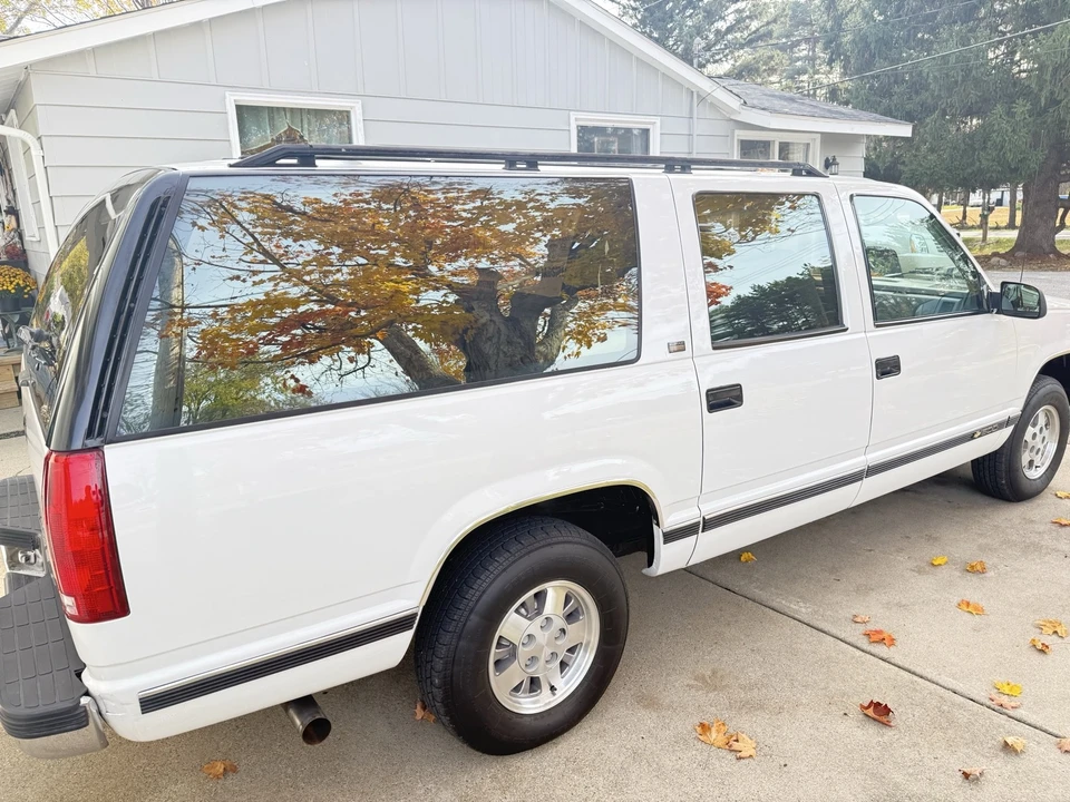 1993 Chevrolet Suburban 8th Gen - Image 2 of 30