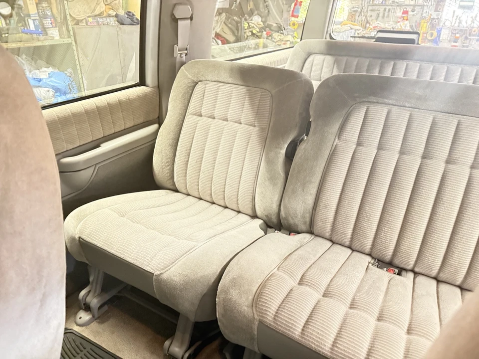 1993 Chevrolet Suburban 8th Gen - Image 20 of 30