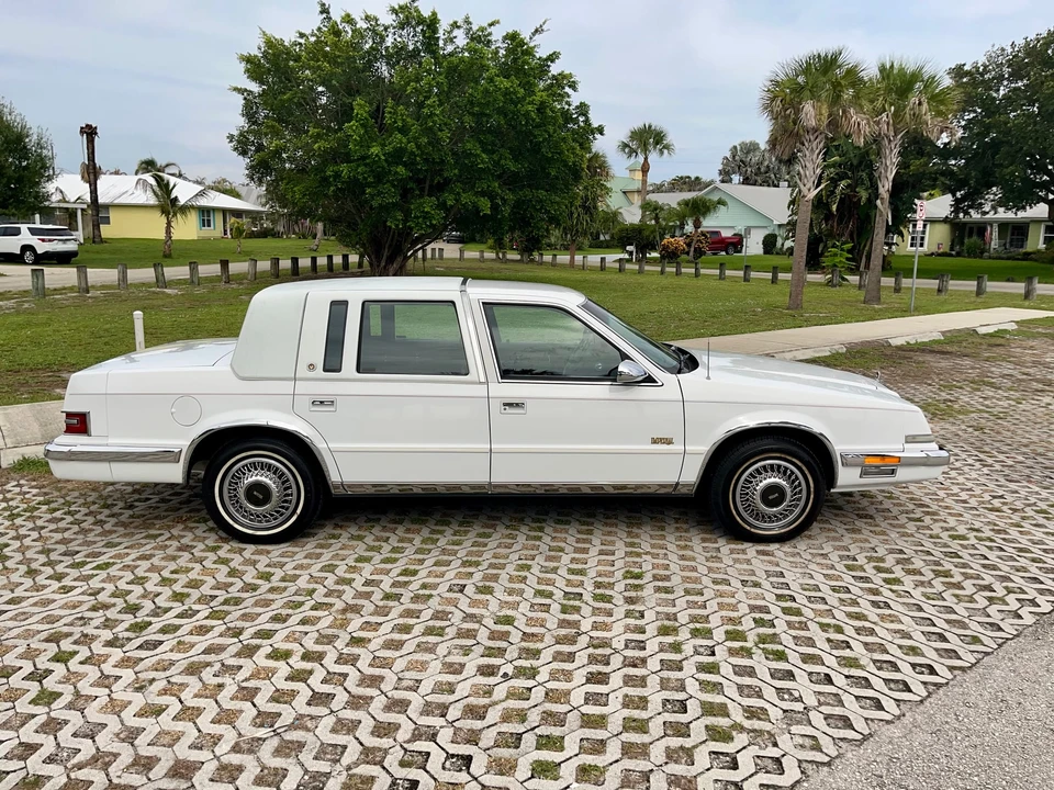 1993 Chrysler Imperial - Image 9 of 31