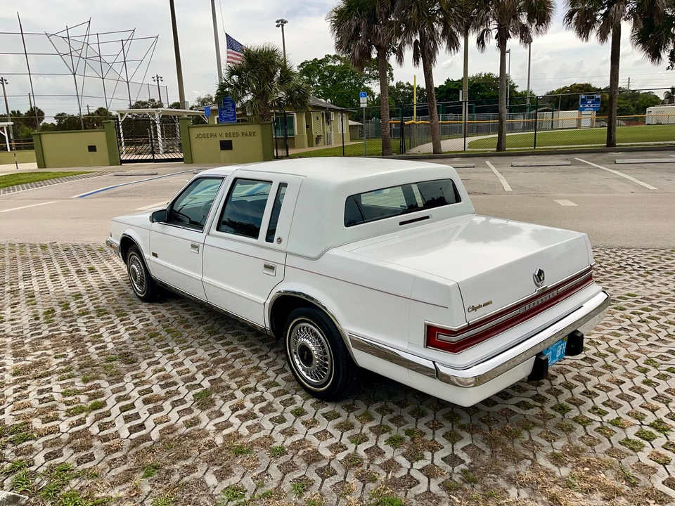 1993 Chrysler Imperial - Image 14 of 31