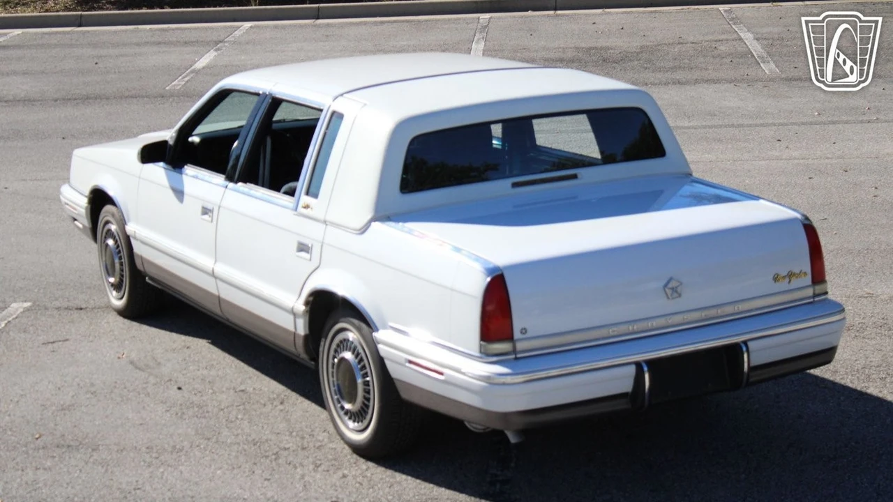 1993 Chrysler New Yorker - Image 8 of 12