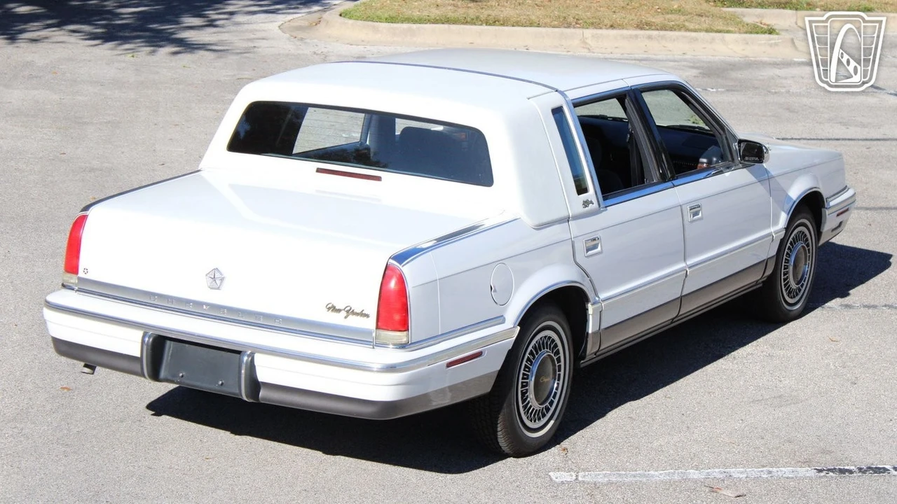 1993 Chrysler New Yorker - Image 10 of 11