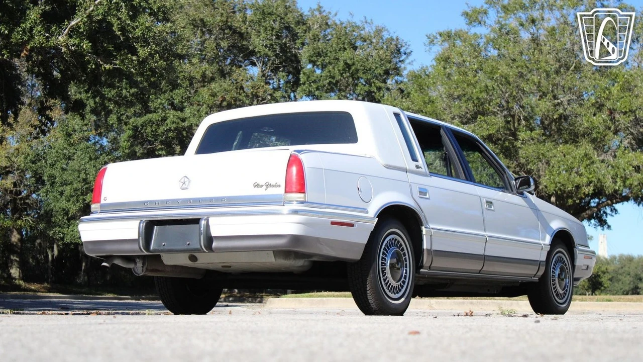 1993 Chrysler New Yorker - Image 8 of 11