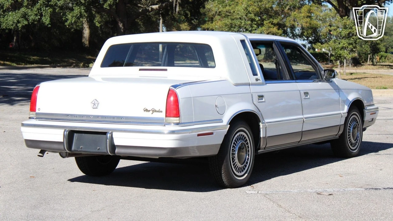 1993 Chrysler New Yorker - Image 10 of 12