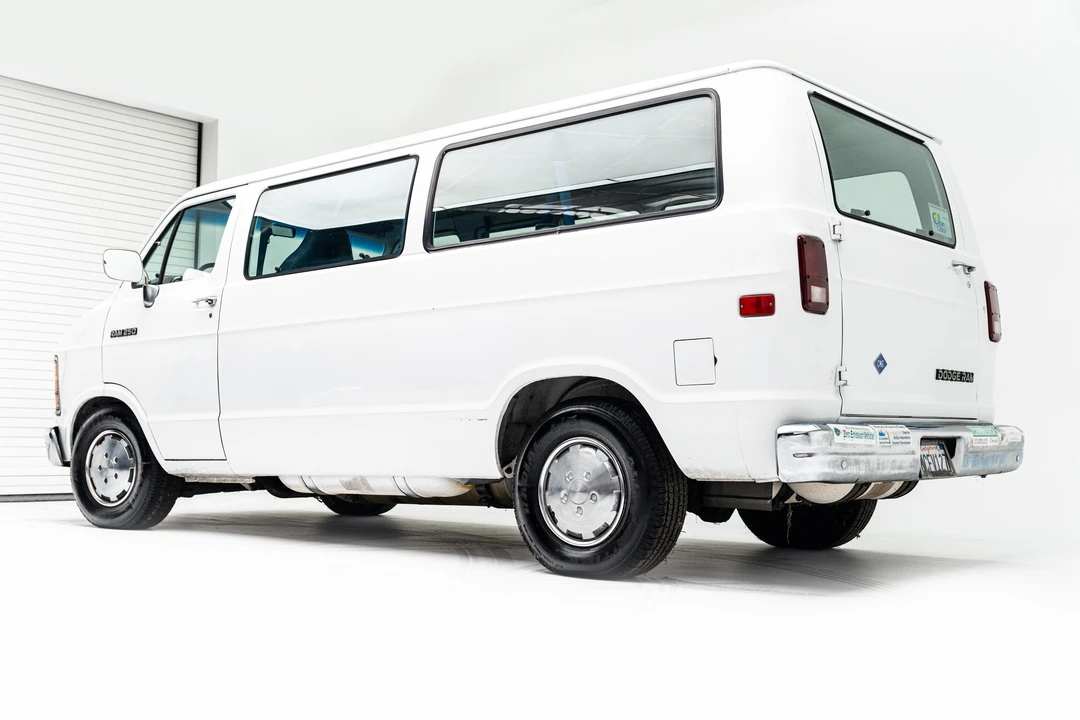 1993 Dodge Ram Van - Image 13 of 31