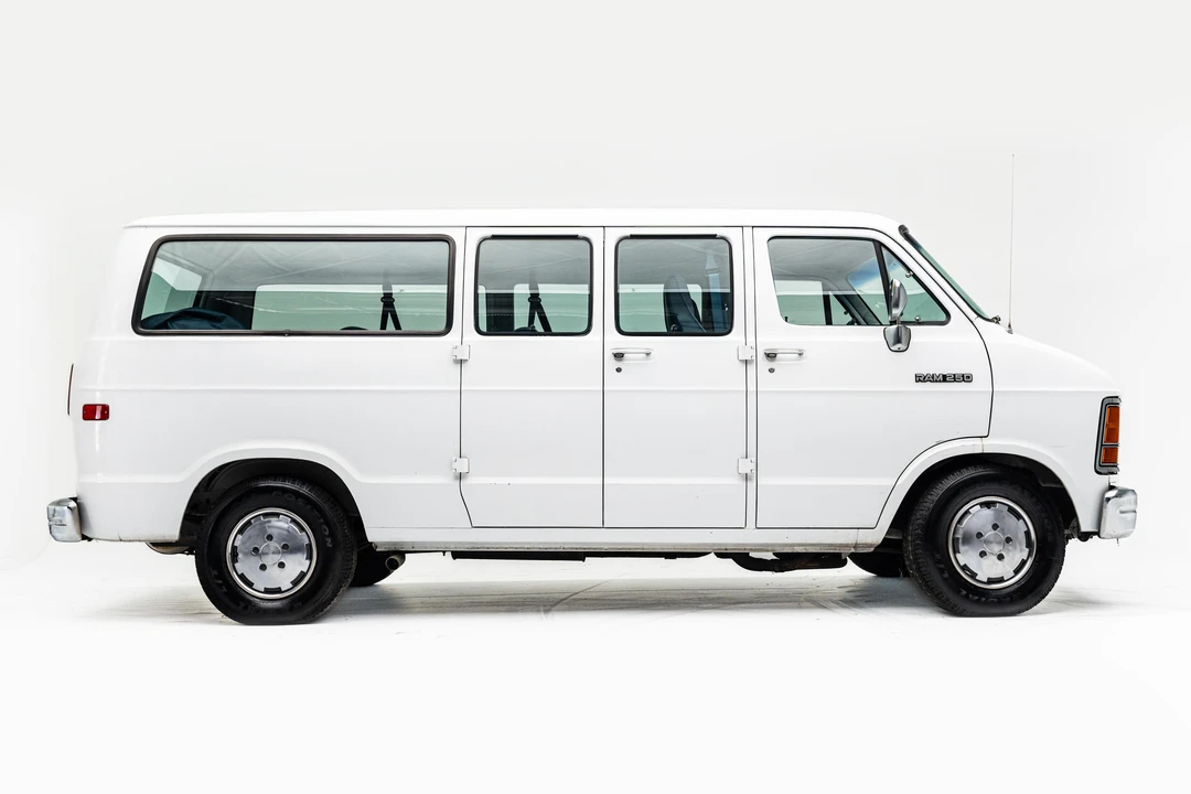 1993 Dodge Ram Van - Image 17 of 31