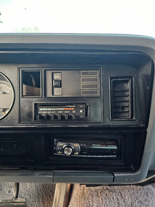 1993 Dodge Ramcharger - Image 12 of 17