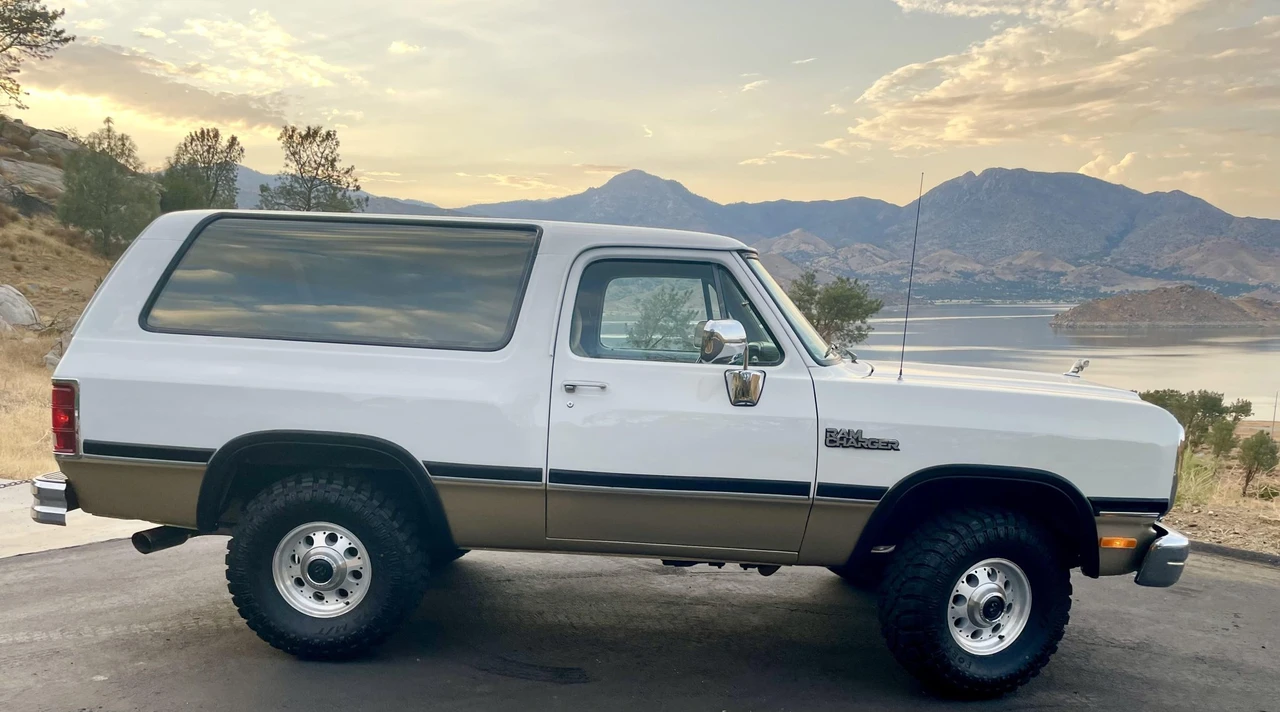 1993 Dodge Ramcharger - Image 11 of 31
