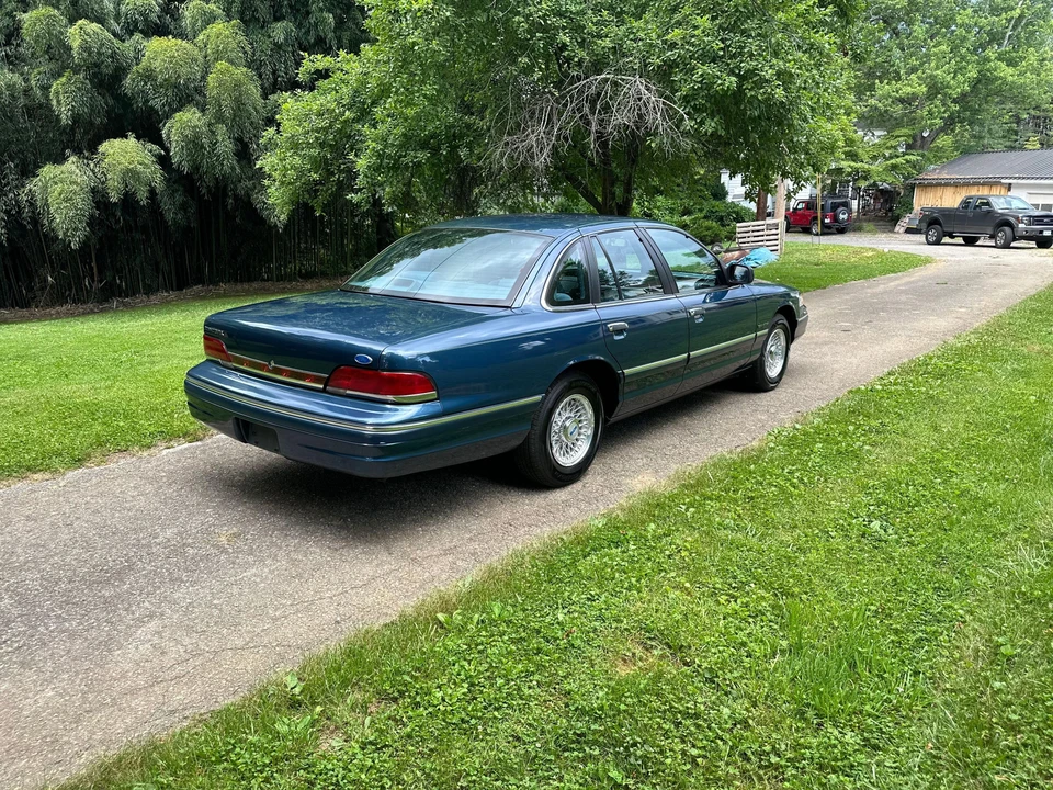 1993 Ford Crown Victoria - Image 13 of 31