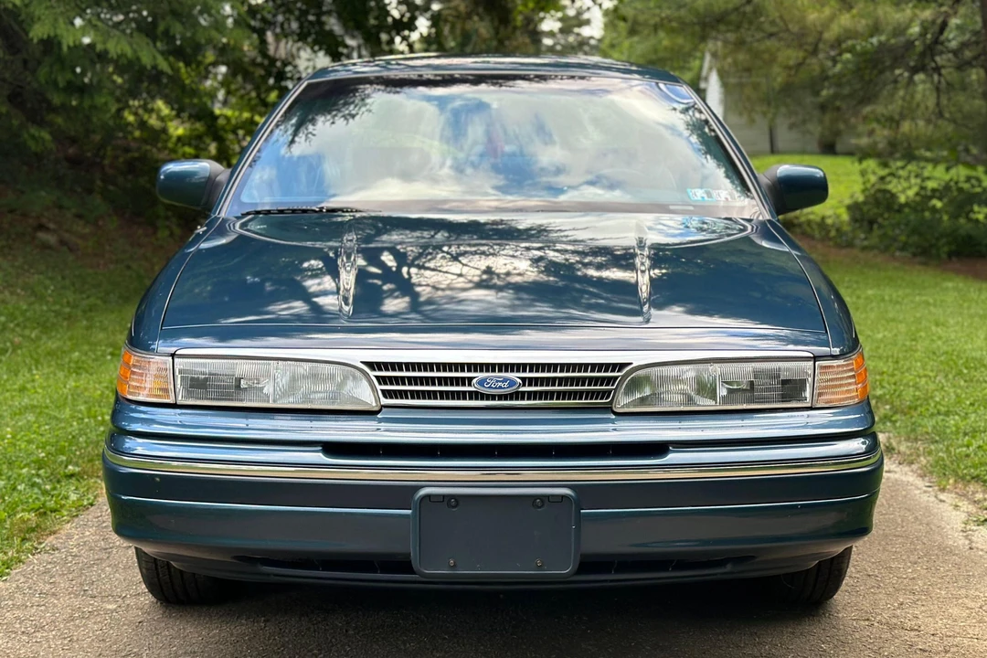 1993 Ford Crown Victoria - Image 2 of 31