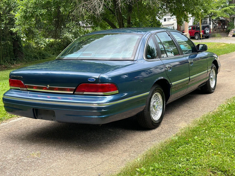 1993 Ford Crown Victoria - Image 11 of 31