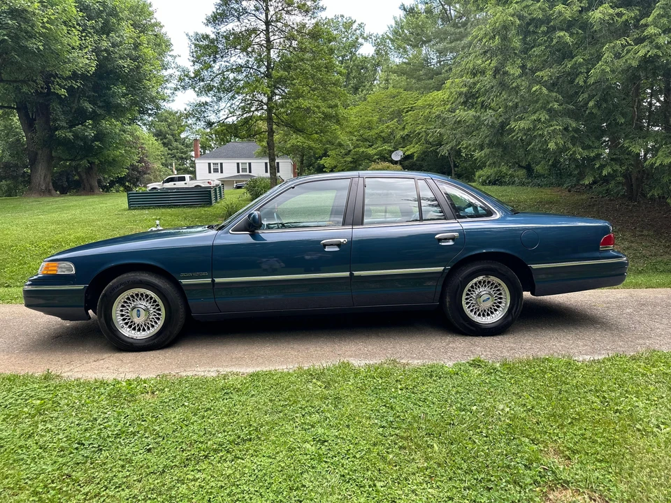 1993 Ford Crown Victoria - Image 9 of 31