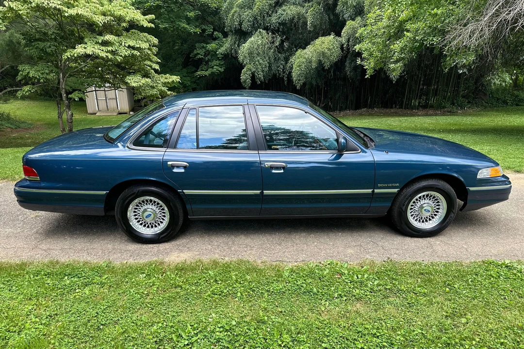 1993 Ford Crown Victoria - Image 3 of 31