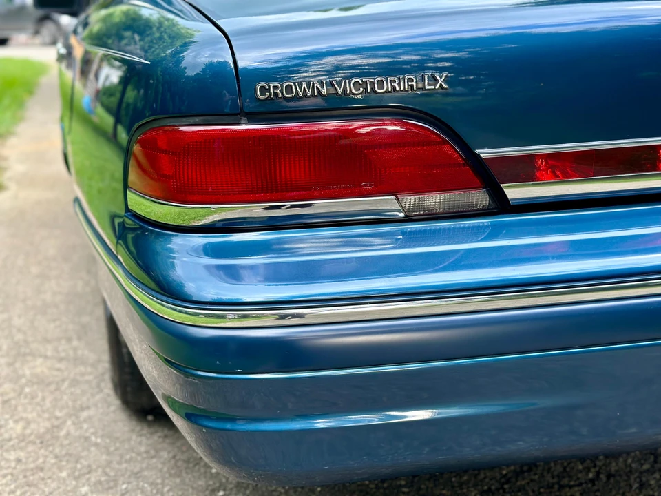1993 Ford Crown Victoria - Image 26 of 31