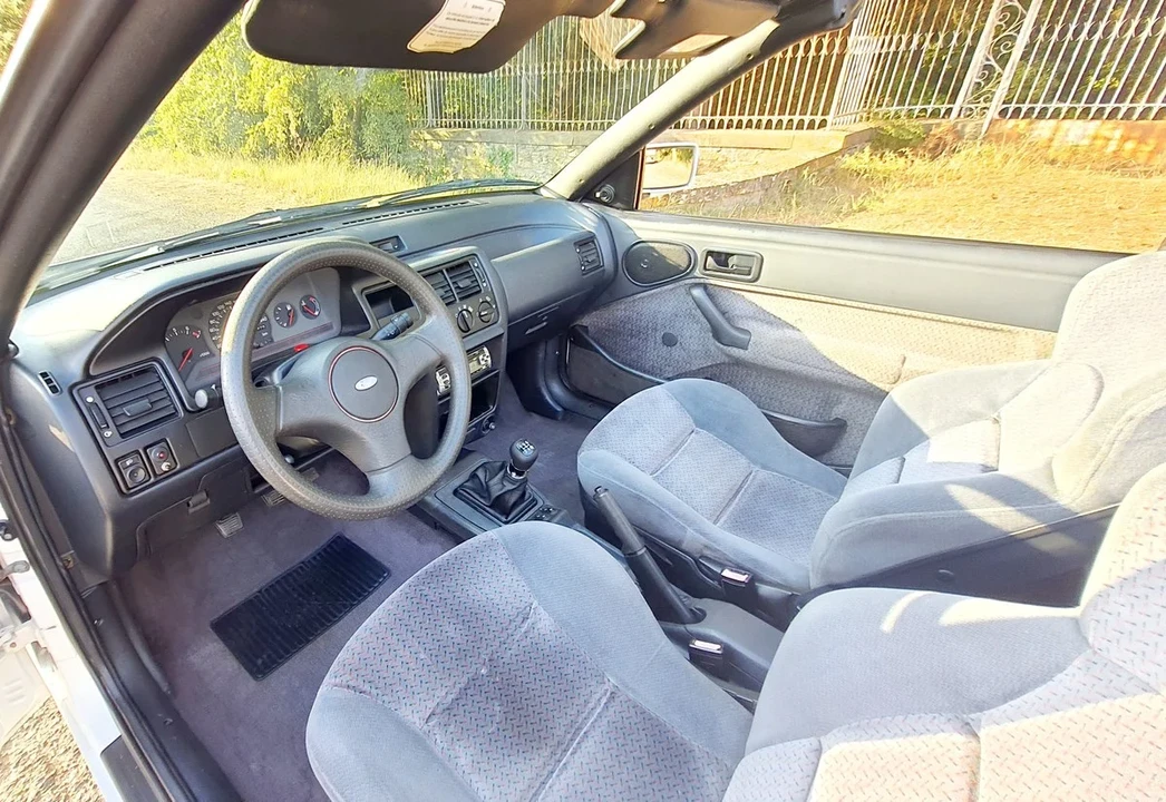 1993 Ford Escort - Image 28 of 30